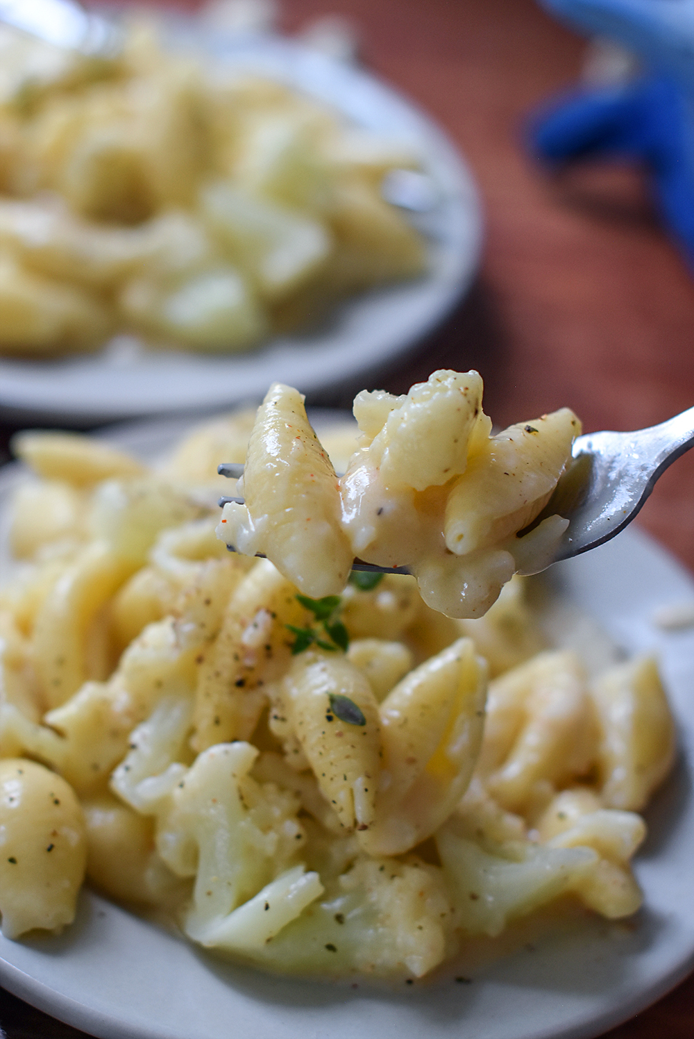 a forkful of cauliflower macaroni and cheese